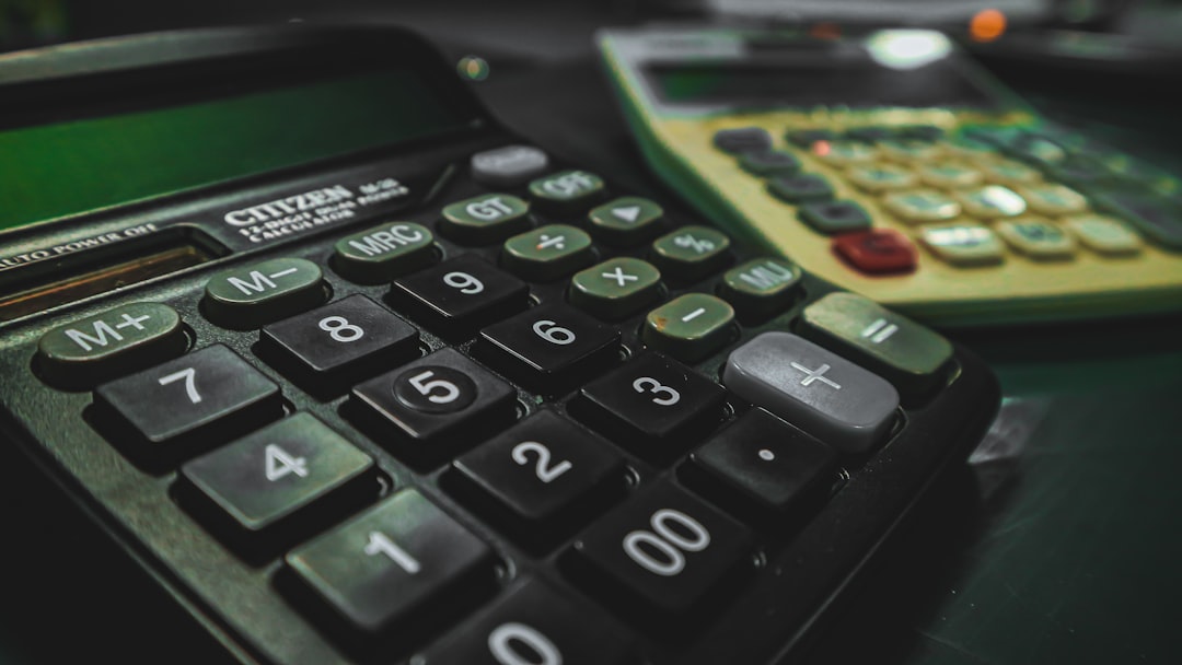Calculatrice et tableau de répartition salaire-dividende d'une Sàrl genevoise