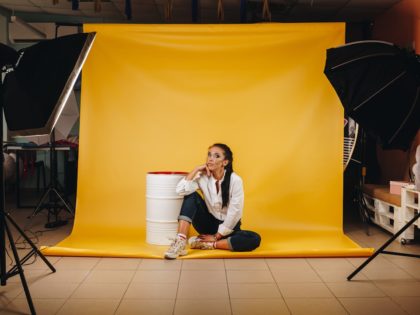 Studio de photographe genevois — équipement professionnel posé sur un plan de travail