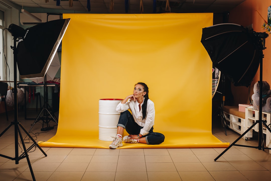 Studio de photographe genevois — équipement professionnel posé sur un plan de travail