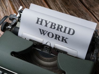 Boîtier hybride professionnel et collection d'objectifs sur table d'inventaire