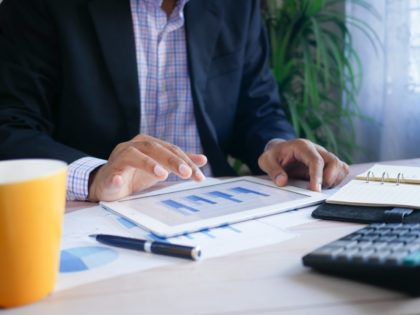 Carnet de prévoyance LPP et calculs financiers sur une table