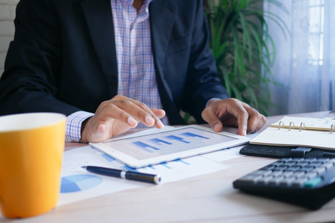Carnet de prévoyance LPP et calculs financiers sur une table
