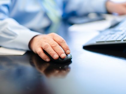 Colis d'importation et bordereau douanier sur une table de bureau
