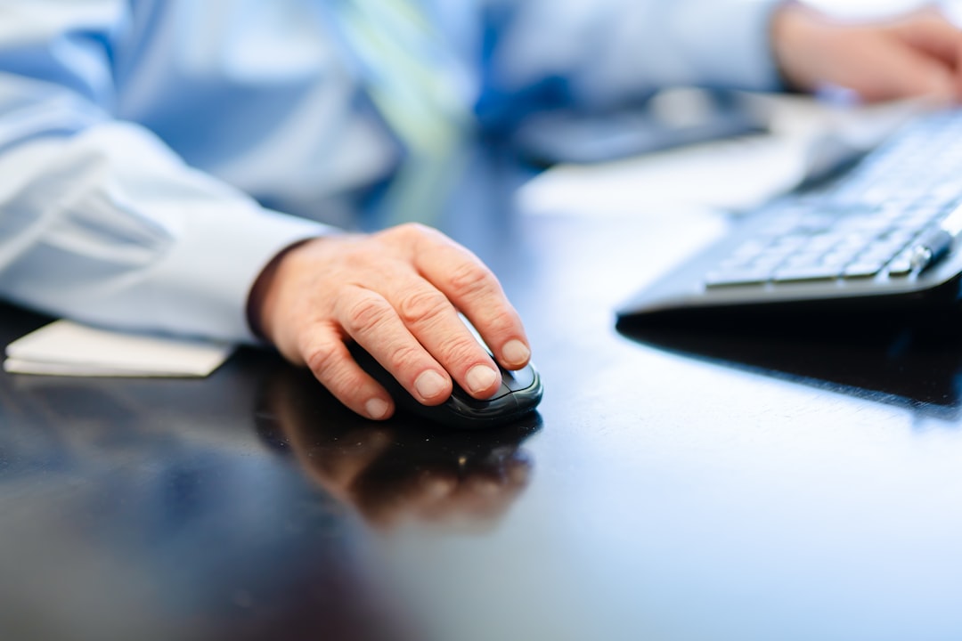 Colis d'importation et bordereau douanier sur une table de bureau